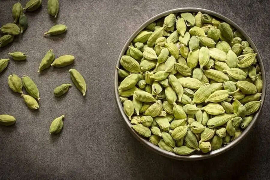Health Tips-  रात को सोने से पहले इलायची का करें सेवन, मिलेगें ये फायदे