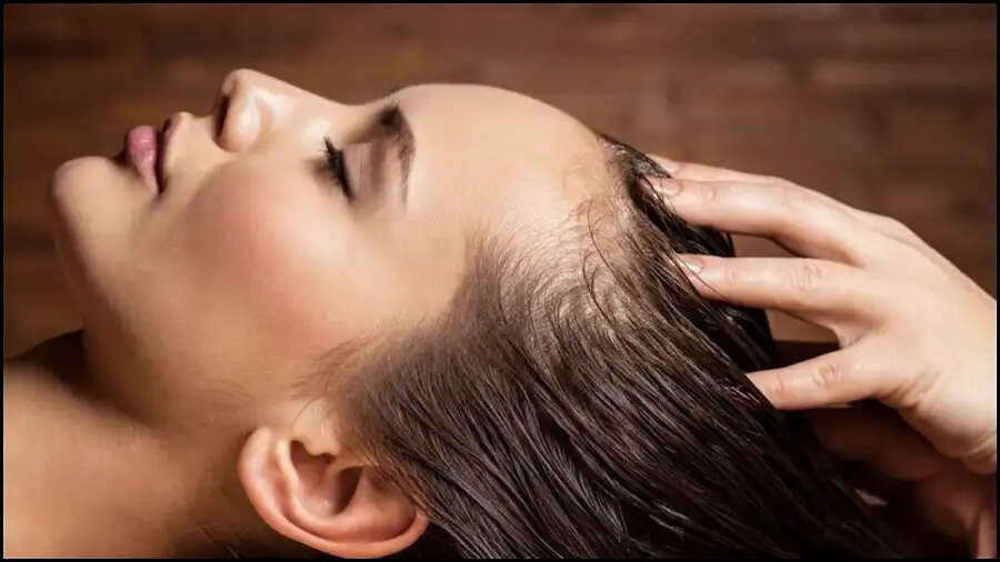 Hair Care Tips-क्या सफेद बालों ने कर दिया हैं शर्मिंदा, तो अपनाएं ये नेचुरली उपाय