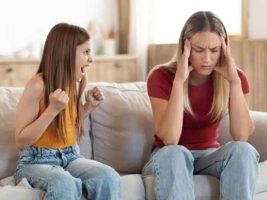 Child Care Tips-&nbsp;मॉ बाप की ये आदतें बना देती हैं बच्चो से दूरी, जानिए इनके बारे में