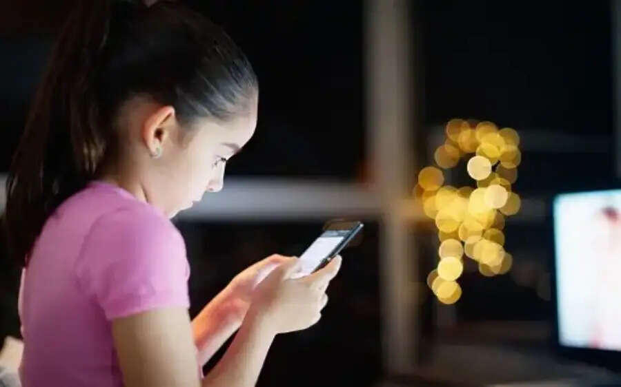 Child Care Tips- क्या आपका बच्चा मोबाइल फोन से चिपका रहता हैं, तो बच्चें में डाले ये आदतें