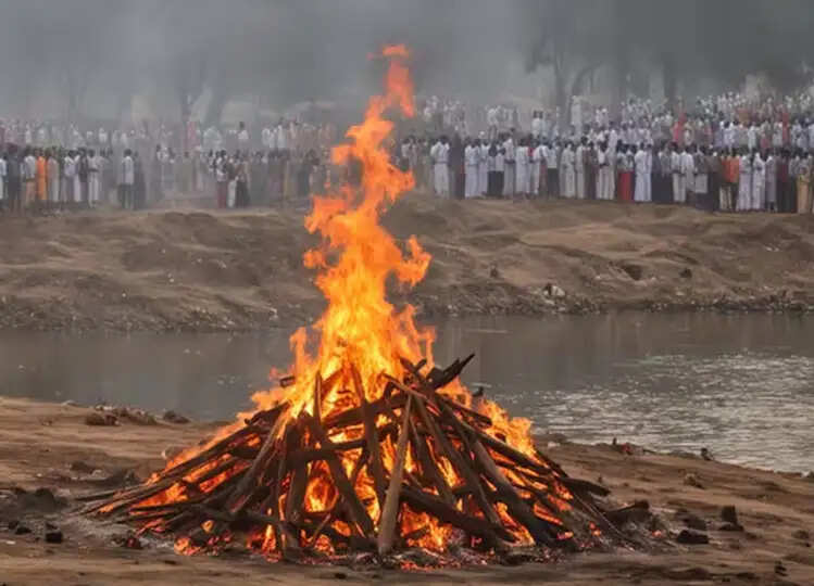 Offbeat: ये है  भारत का सबसे बड़ा श्मशान घाट, जहाँ 24 घंटे जलती रहती है चिताएं
