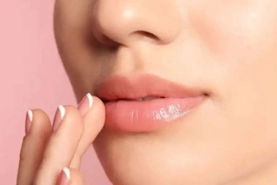 Lips Care Tips-&nbsp;क्या सर्दियां शुरु होते ही फटने लगे हैं आपके होँठ, मुलायम बनाए रखने के लिए करें ये घरेलू उपाय