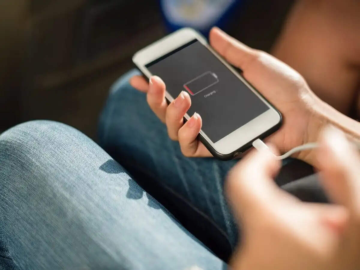 Phone Charging Speed- इन वजहों से धीमी होने लगती हैं आपके फोन चार्जिंग की स्पीड, जानिए पूरी डिटेल्स