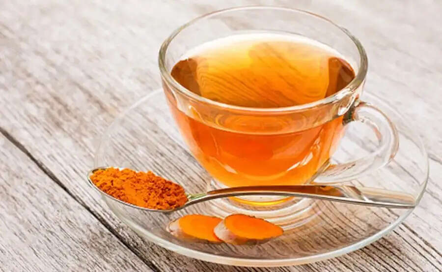 Health Tips- गर्म पानी में हल्दी घी डालकर पीने से मिलते हैं ये फायदें, जानिए इनके बारे में