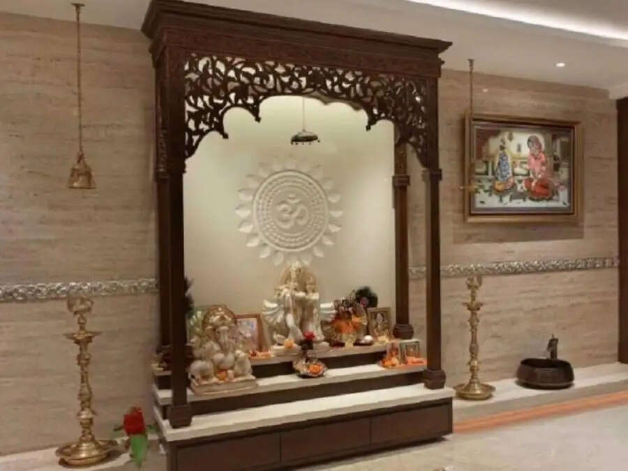Vastu Tips-&nbsp;मंदिर में भूलकर भी ना रखें ये चीजें, छीन सकती हैं आपकी सुख-शांति