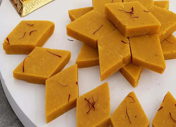Recipe:- स्वाद में बेहद ही लाजवाब होती है काजू केसर कतली, इस रेसिपी को फॉलो कर के बनाएं