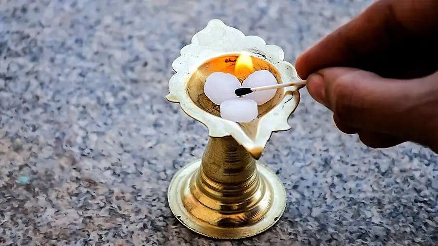 Jyotish Tips-&nbsp;पूजा में यूज होने वाल कपूर इसलिए पकड़ लेता हैं तुरंत आग, जानिए इसकी वजह