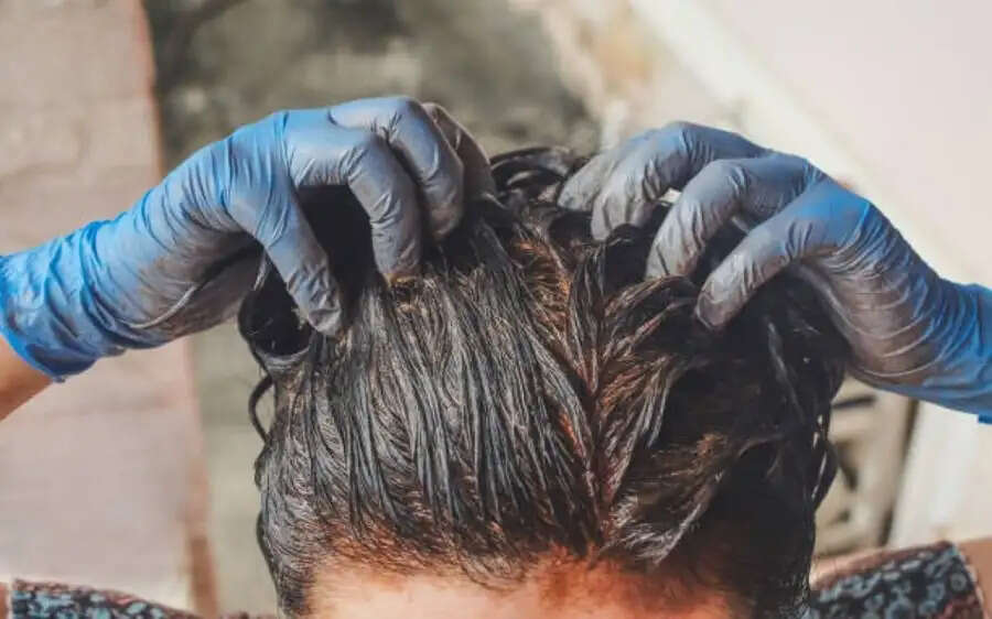 Hair Care Tips- बालों में मेहंदी लगाने से मिलते हैं ये फायदे, जानिए इनके बारे में