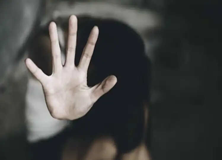 Crime: महिला का हुआ रेप तो परिवार के डर के कारण उसने अपने वजाइना में डाल लिए पत्थर और ब्लेड, जब होने लगा असहनीय दर्द तो..