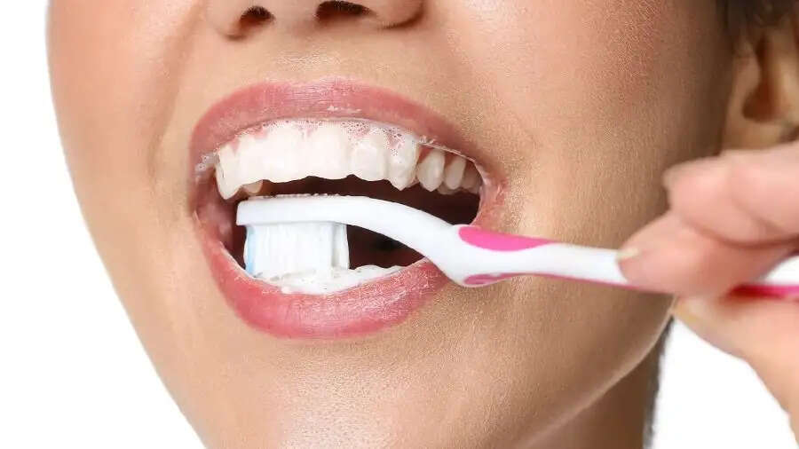 Teeth Care Tips- सोने से पहले ब्रश करने से मिलते हैं ये फायदे, आइए जानें इनके बारे में
