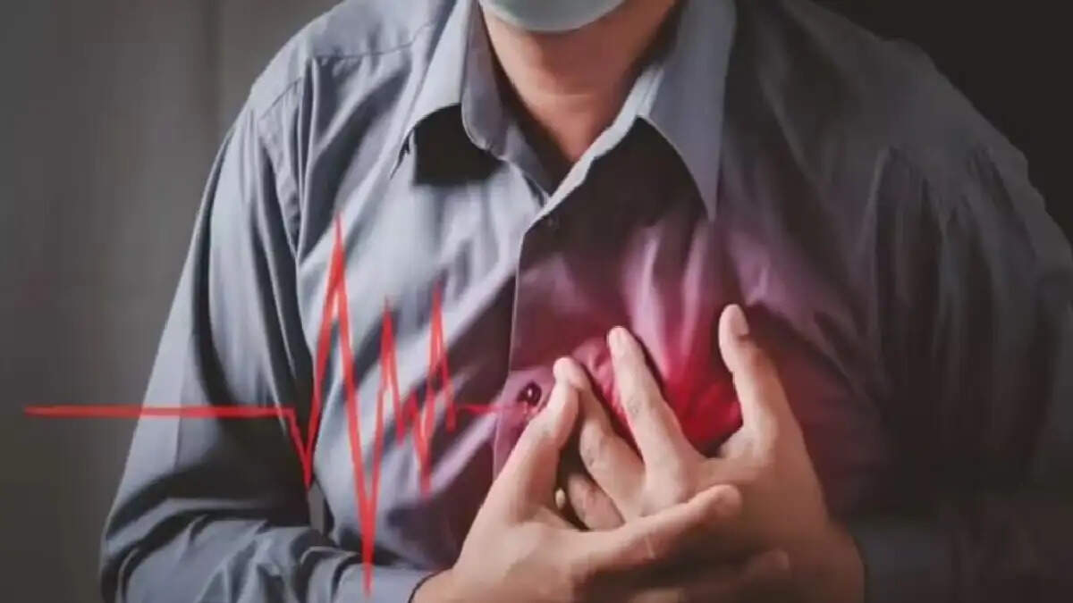 Cardiac Arrest Symptoms- कार्डियक अरेस्ट होने से पहले दिखाई देते हैं ये लक्षण, भूलकर भी ना करें नजरअंदाज