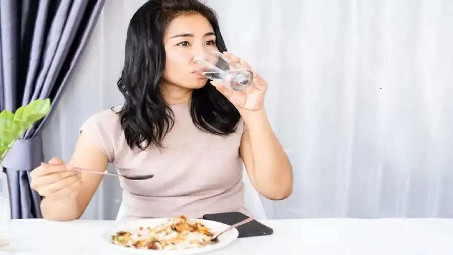 Health Tips- खाना खाने के इतनी देर तक नहीं पीना चाहिए पानी, स्वास्थ्य को होता हैं नुकसान