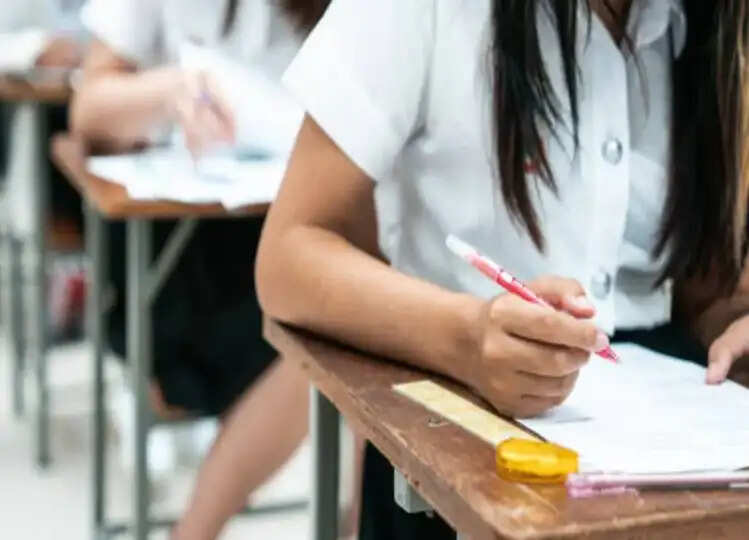 EXPLAINED: CBSE कक्षा 10 और 12 के सिलेबस में कटौती और ओपन-बुक एग्जाम - आखिर क्या है ये विवाद?