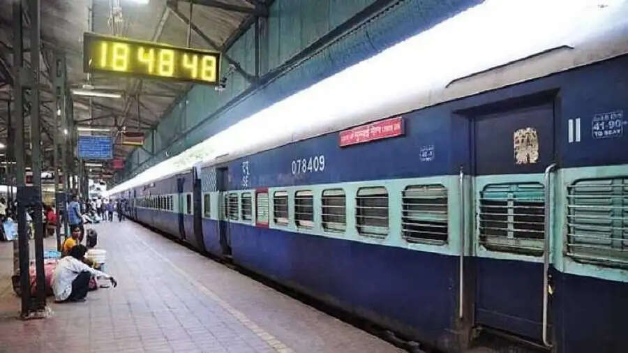 Train Tips- रेलवे स्टेशन पर कैसे तय होता हैं कौनसा डिब्बा कहां लगेगा, जानिए इसका नियम