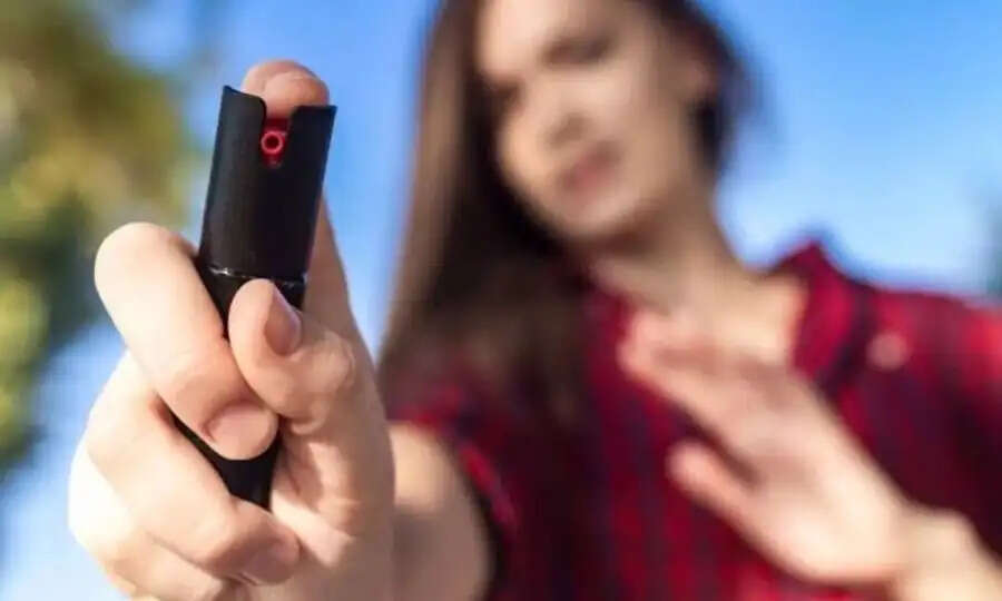 Women Help Apps and Gadgets- महिलाएं आज ही करें अपनी सुरक्षा के लिए गैजेट और ऐप्स, जानिए इनके बारे मे