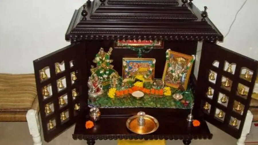 Vastu Tips-&nbsp;घर के मंदिर में रखी ये चीजें बना सकती हैं कंगाल, जानिए पूरी डिटेल्स