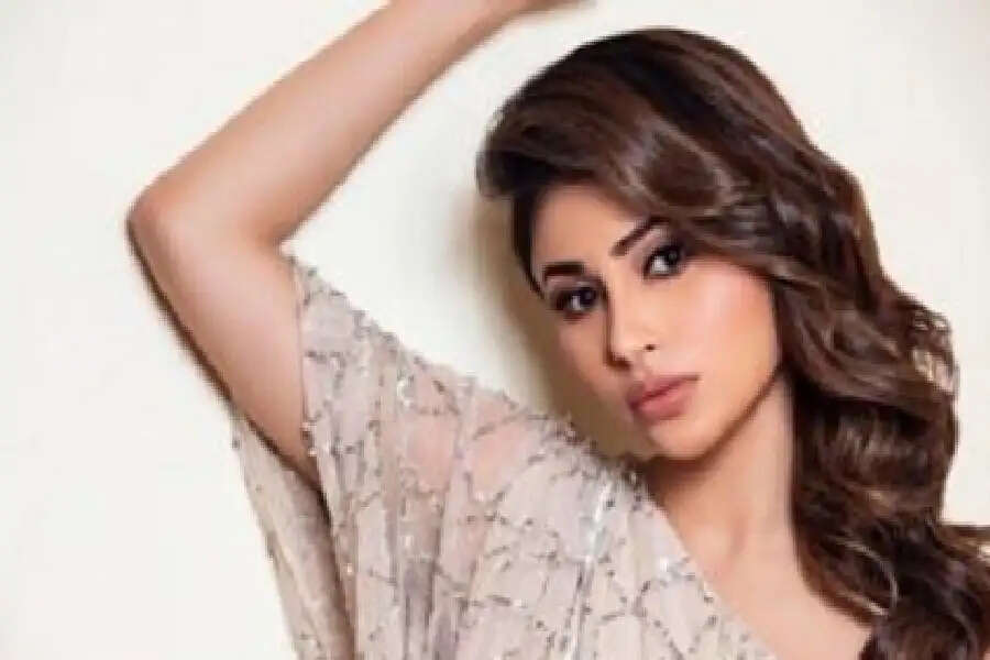 Mouni Roy ने कथित प्लास्टिक सर्जरी को लेकर ट्रोल्स पर किया पलटवार, जानें उन्होंने क्या कहा?