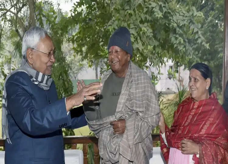 लालू यादव ने कहा 'नीतीश कुमार के लिए खुले हैं दरवाजे ', बेटे तेजस्वी ने जताई असहमति, बिहार के सीएम ने दी प्रतिक्रिया