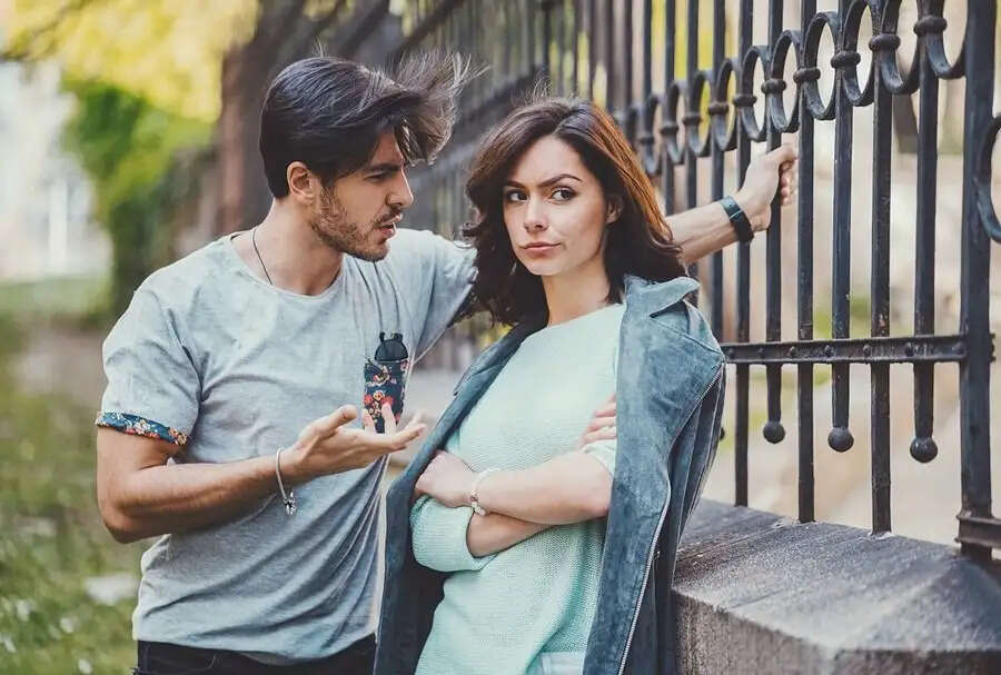 Relationship Tips- अगर आप लड़कियों को करना चाहते हैं इम्प्रेस, तो इन आदतों से बना ले दूरी