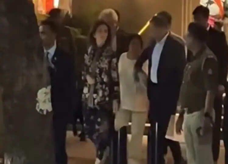 बेंगलुरु में साड़ी खरीदने पहुंची Nita Ambani, 600 साल पुराने इतिहास वाली दुकान से की खरीदारी