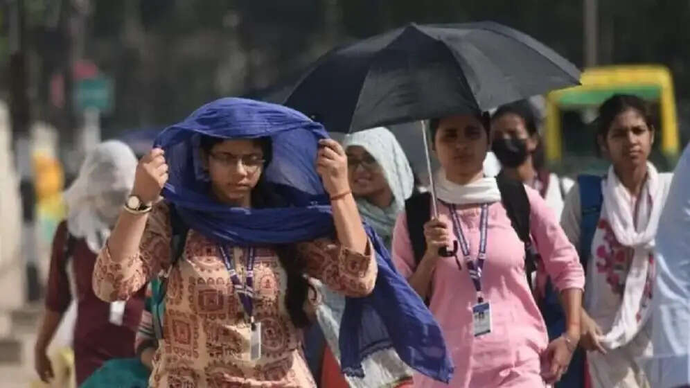 Scorching Heat in UP: यूपी में भीषण गर्मी का कहर: प्रयागराज में पारा 44 डिग्री पार, 35 जिलों में हीटवेव को लेकर येलो अलर्ट