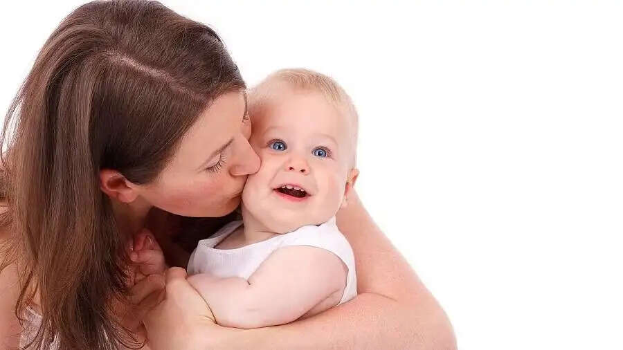Child Care Tips-&nbsp;बच्चे के कान पर&nbsp;KISS&nbsp;करने से बच्चा बहरा हो जाता है, जानिए पूरी डिटेल्स