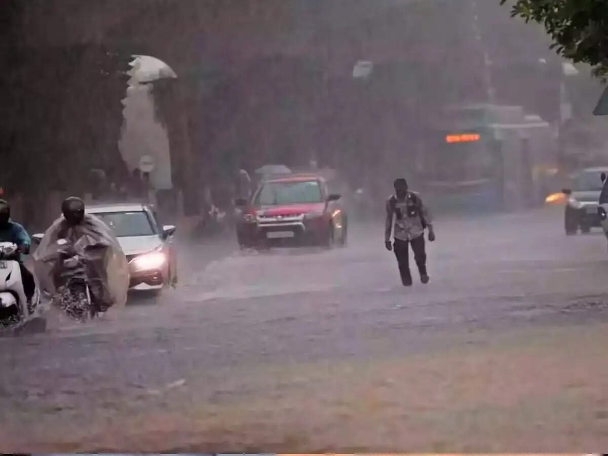 Weather Update- शहर में भारी बारिश होने की संभावना, आंधी-तूफान के लिए भी रहो तैयार