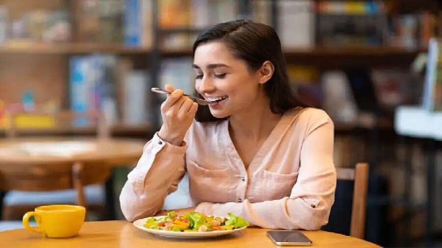Vastu Tips-  भूलकर भी इस दिशा में मुंह करके ना खाएं खाना, वरना हो छा जाएगी जीवन में कंगाली