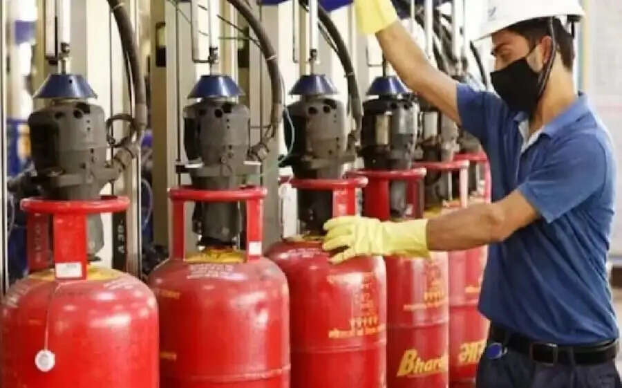 LPG Price- LPG&nbsp;सिलेंडर के दाम हुए कम, जानिए दिल्ली से लेकर आपके राज्य के रेट