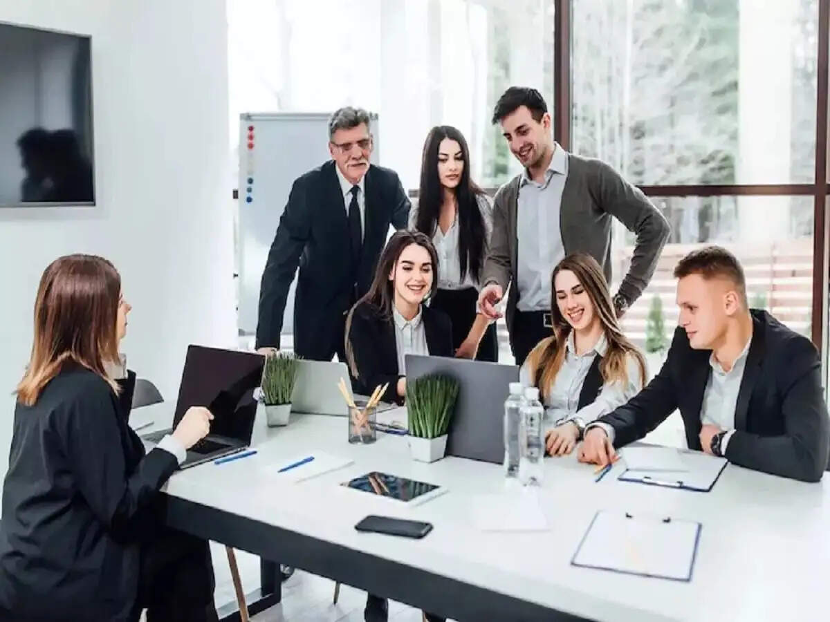 Work Place Tips- वर्क प्लेस पर भूलकर भी न करें ये काम, जानिए कौनसे काम