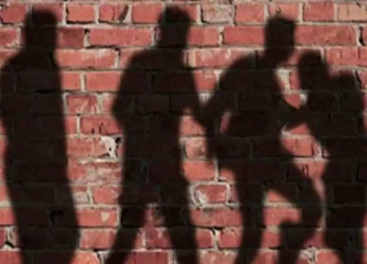 Crime: दलित को पहले पीटा, बिन गलती मंगवाई माफ़ी और फिर कर दिया उस पर पेशाब, 6 लोगों पर मामला दर्ज