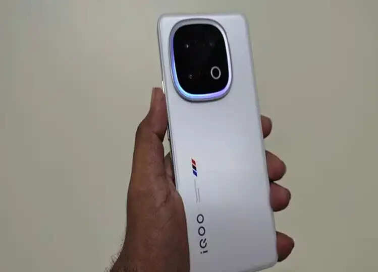 भारत में 6000mAh की बैटरी के साथ लॉन्च हुआ iQOO 13, जानें फीचर्स और कीमत