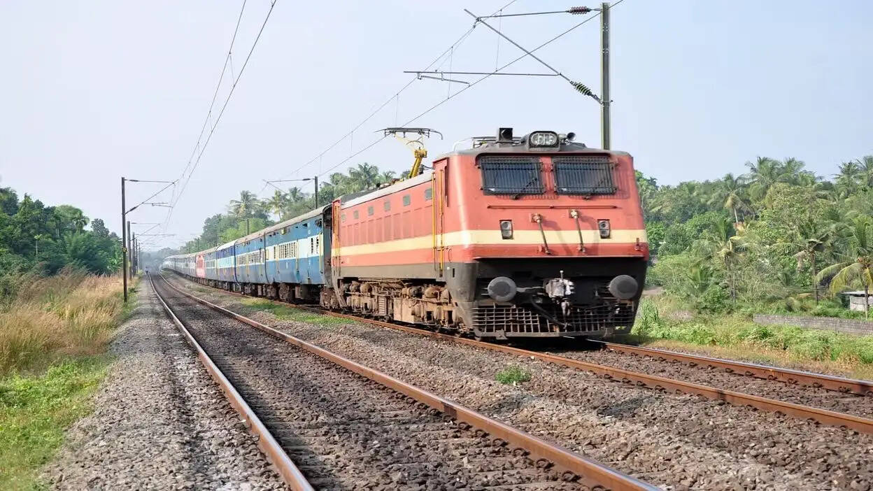 Train Tips- ट्रेन में चढ़ते समय किसी हादसे में आपकी मौत पर कितना मिलता हैं मुआवजा, जानिए पूरी डिटेल्स
