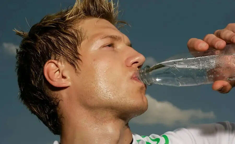 Health Tips- अगर 40 की उम्र मे दिखना चाहते हैं 18 के, तो बस पानी पीते वक्त करें ये काम
