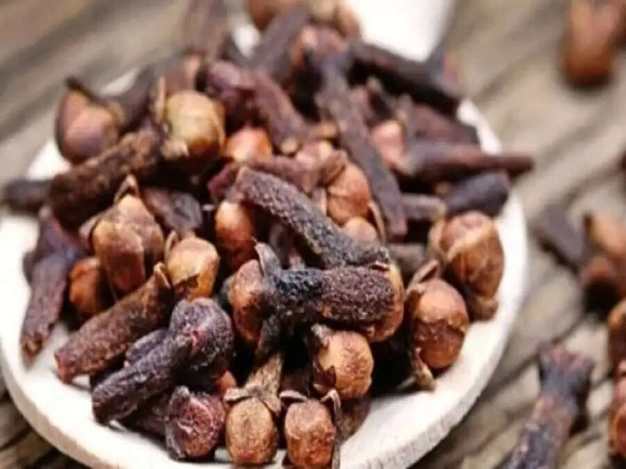 Health Tips- इन लोगों को भूलकर भी नहीं करना चाहिए लौंग का सेवन, जानिए इनके बारे में