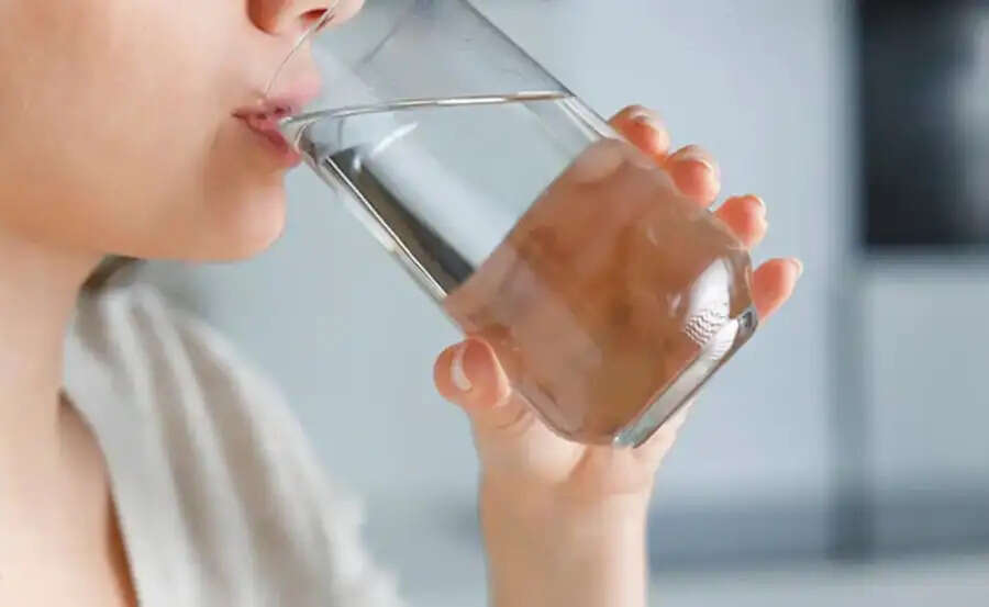 Health Tips- खाली पेट ठंडा पानी पीने से मिलते हैं जबरदस्त फायदें, जानिए इनके बारे में
