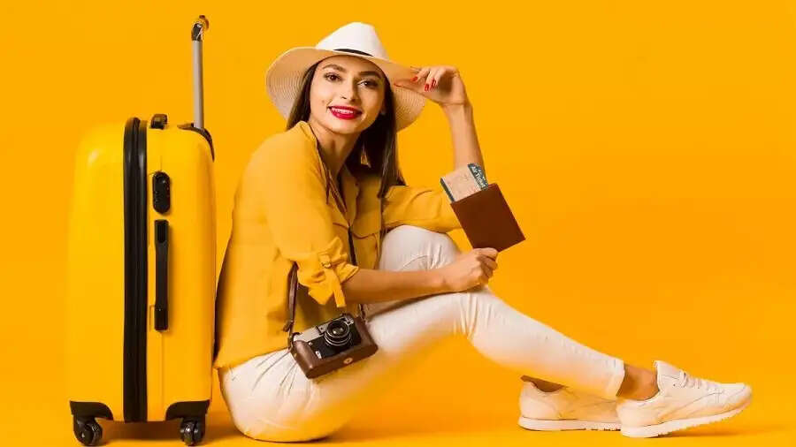 Travel Tips-&nbsp;यात्रा के दौरान महिलाओं को इन चीजों को रखना चाहिए अपने साथ, सुरक्षा के लिए है जरूरी