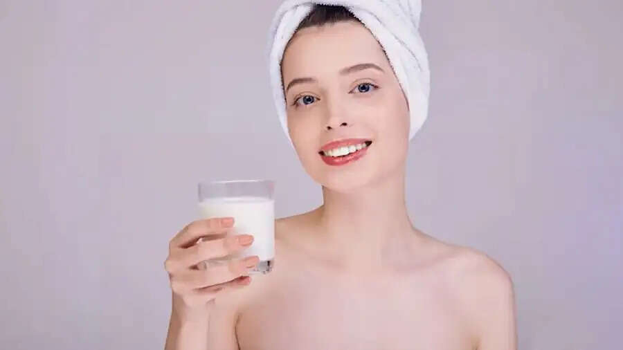 Skin Care Tips-&nbsp;बेदाग और ग्लोइंग स्कीन के लिए कच्चे दूध के साथ बनाए नेचुरल क्लींजर, जानिए इसके बारे में पूरी डिटेल्स
