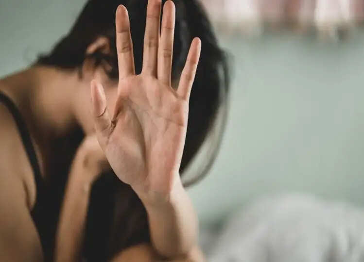 Crime: 10वीं की छात्रा से पहले की दोस्ती, फिर बार बार उसके घर जाकर बलात्कार करता था युवक, जब नाबालिग हो गई गर्भवती तो..