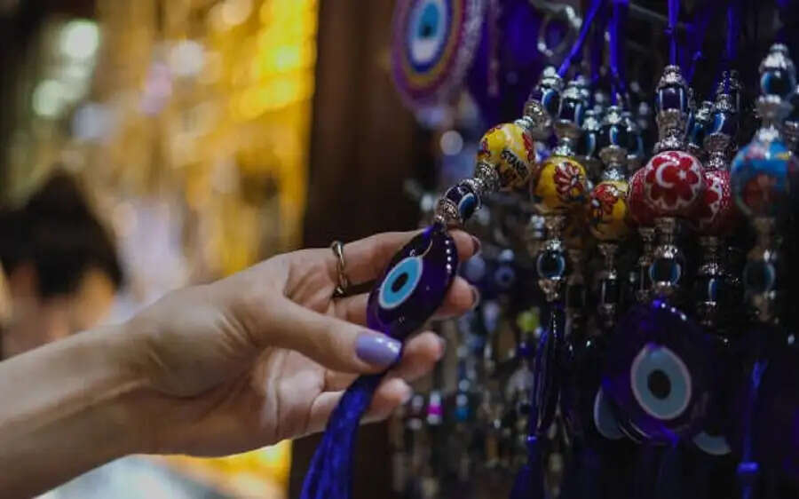 Vastu Tips- क्या घर को बुरी नजर से बचाना चाहते है, तो अपनाएं ये वास्तु टिप्स