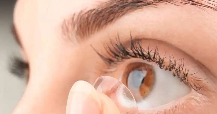 Eye Lens-&nbsp;क्या आंखों में&nbsp;कॉन्टैक्ट लेंस लगाने जा रहे हैं, जान लें इसके नुकसान