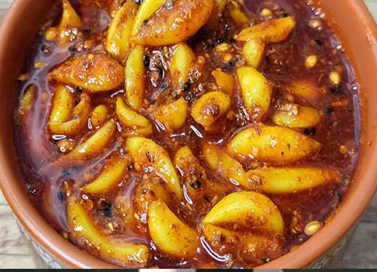 Recipe: सर्दियों में इस तरह घर पर बनाएं लहसुन का अचार, स्वाद होता है बेहद ही लाजवाब