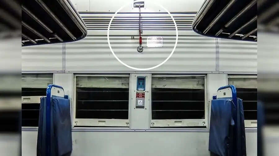 Train Tips-&nbsp;अगर बिना वजह ट्रेन की चेन खींच दी तो क्या होगा, आइए जानें