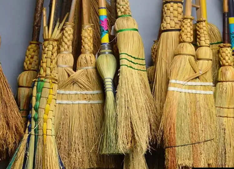 Vastu tips: घर में झाड़ू रखने के लिए ये दिशा है सबसे शुभ, होता है आर्थिक लाभ