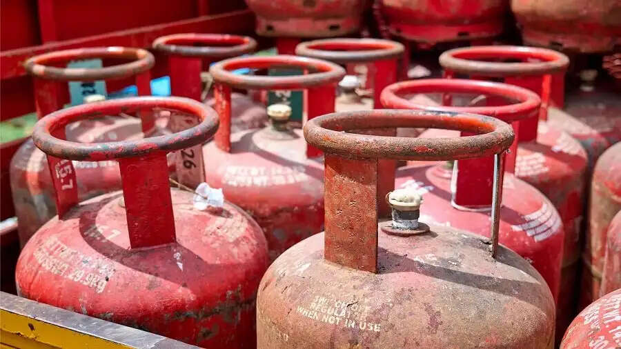 LPG Price Hike-&nbsp;रसोई गैस 50 रूपए हुई महंगी, जानिए कितने का मिलेगा आपको सिलेंडर