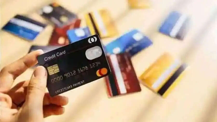 Credit Card Tips- आपके क्रेडिट कार्ड पर बाज की नजर रखता इनकम टैक्स विभाग, सोच समझकर करें ट्रांजैक्शन