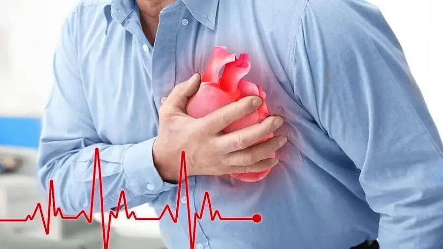 Health Tips-  दिल का दौरा पड़ने से पहले दिखाई देते हैं ये लक्षण, जानिए पूरी डिटेल्स