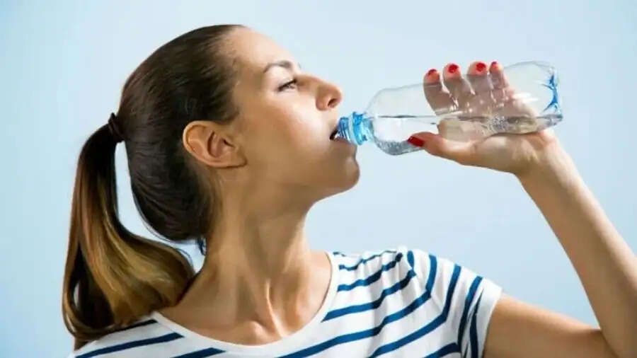 Health Tips- आवश्यकता से अधिक पानी पीना होता हैं स्वास्थ्य के लिए हानिकारक, आइए जानते हैं पूरी डिटेल्स