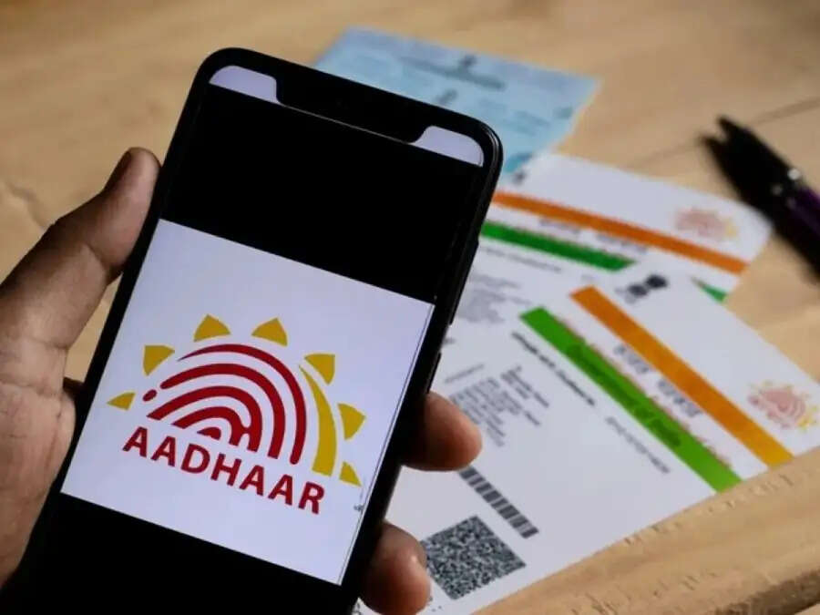 Aadhaar Card-&nbsp;आधार कार्ड के साथ भूलकर भी ना करें ये गलतियां, हो सकती हैं जेल