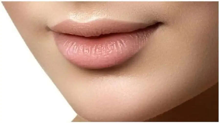 Lips Care Tips-&nbsp;क्या सर्द मौसम की वजह से होंठ फट गए है, मुलायम बनाने के लिए अपनाएं ये टिप्स